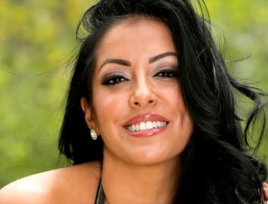 Στη Μύκονο η πρωταγωνίστρια ερωτικών ταινιών Kiara Mia - Μας έβγαλε τα... μάτια! (βίντεο)